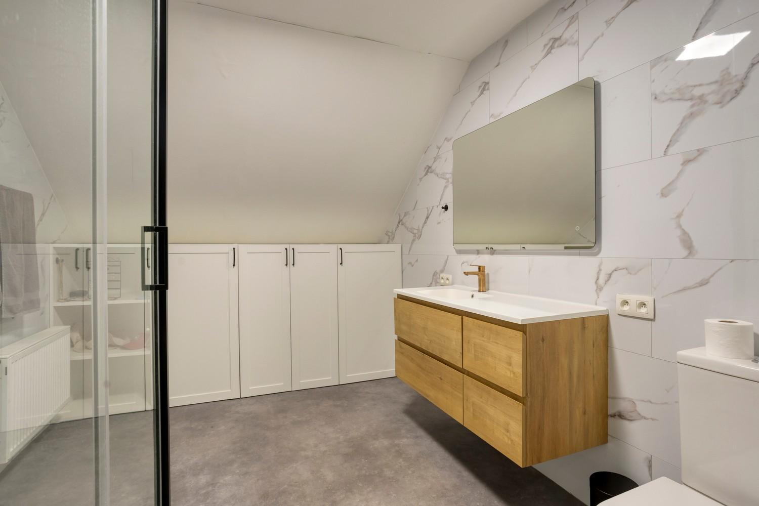 Badkamer op verdiep.