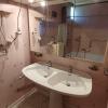 Badkamer gelijkvloers.
met apart toilet.
